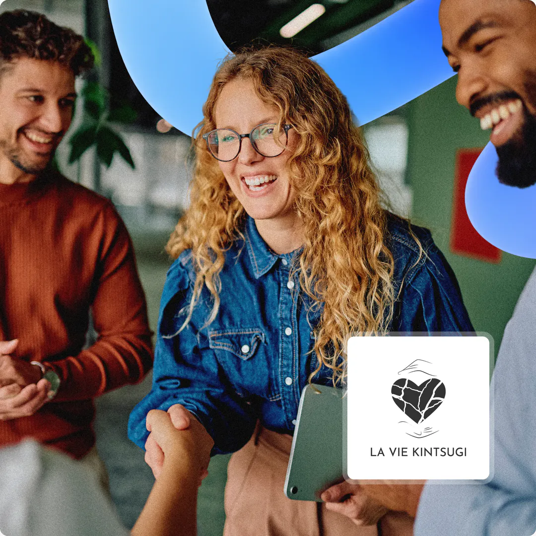 Des collaborateurs souriants, aux côtés du logo de l'association La Vie Kintsugi
