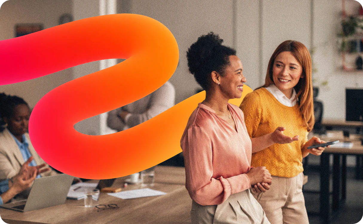 Deux collaboratrices en discussion devant une forme orange