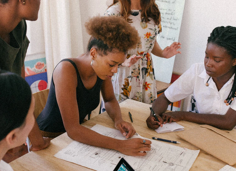Une équipe RH au travail sur des dossiers