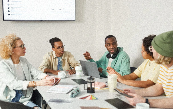 Une équipe en réunion de travail