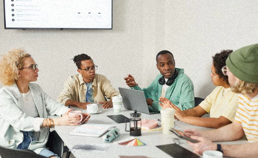 Une équipe en réunion de travail