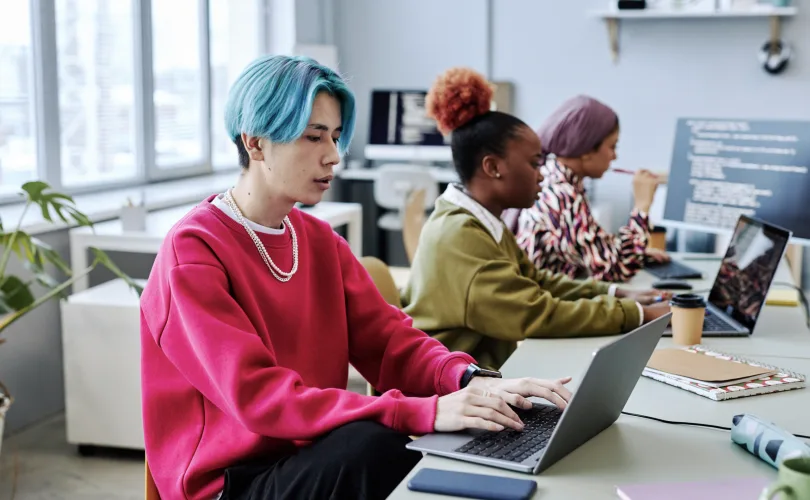 Trois jeunes de la génération Z au travail