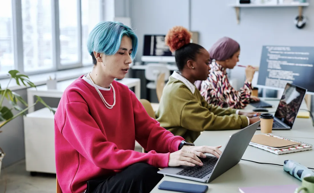 Trois jeunes de la génération Z au travail