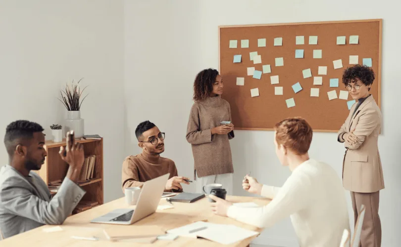 Equipe faisant un vision afin d'être alignée sur un objectif commun